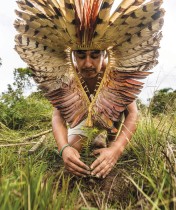 كارل جاكران ، 32 عامًا ، يزرع شجرة صنوبر في خوسيه بويتوكس ، ولاية سانتا كاتارينا، البرازيل. ا ف ب