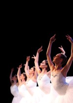 راقصات الباليه يقدمن عروضا على خشبة المسرح خلال حفل الافتتاح الليلي في مسرح باث رويال في باث ، بريطانيا.   رويترز