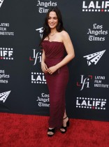 الممثلة الأمريكية ستيفاني أرسيلا لدى حضورها العرض الأول لفيلم «In the Summers» خلال افتتاح مهرجان لوس أنجلوس السينمائي اللاتيني. (ا ف ب)