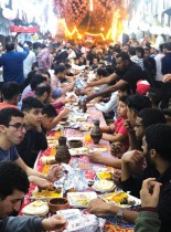 سكان عزبة حمادة بحي المطرية في القاهرة يجتمعون لتناول طعام الإفطار خلال شهر رمضان المبارك.رويترز