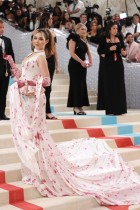 إيلين جو لدى حضورها حفل Met Gala السنوي لجمع التبرعات لصالح معهد متروبوليتان للفنون للأزياء، في نيويورك. (رويترز) 