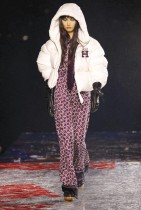 عارضة أزياء تسير على المدرج مرتديةً زيا من مصنع تومي نيويورك في بروكلين. (ا ف ب)