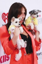 المغنية وكاتبة الأغاني الكندية تيت ماكراي تحمل كلبين لدى وصولها إلى KIIS FM Wango Tango في لوس أنجلوس - ا ف ب