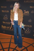 الممثلة الأمريكية جرايسي دزيني لدى وصولها لحضور ليلة عيد الهالوين في كالاباساس ، كاليفورنيا - ا ف ب
