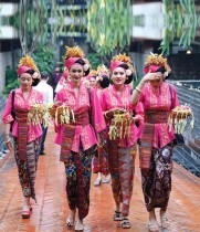 راقصات من بالي لدى وصولهن قبل الحفل الختامي لقمة مجموعة العشرين في نوسا دوا في منتجع جزيرة بالي الإندونيسية (ا ف ب)