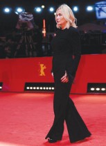 الممثلة إيمانويل بيرت لدى وصولها إلى السجادة الحمراء لفيلم The Passengers of the Night في مهرجان برلين السينمائي الدولي الثاني والسبعين.  رويترز