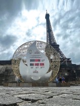 لوحة تعرض العد التنازلي لبدء دورة الألعاب الأولمبية في باريس 2024 أمام برج إيفل  - ا ف ب