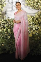 ممثلة بوليوود كارينا كابور خلال حفل زفاف الممثلين سيدهارث مالهوترا وكيارا أدفاني في مومباي. ا ف ب