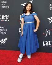 الممثلة دريا كاستيلو لدى حضورها العرض الأول لفيلم  In the Summers  خلال افتتاح مهرجان لوس أنجلوس السينمائي اللاتيني. (ا ف ب)