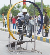 جندي هندي من فريق غوجارات فرونتير يقود دراجة نارية خلال بروفة لاحتفالات يوم الاستقلال الهندي في أحمد آباد - ا ف ب 
