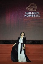 الممثلة التايوانية بريجيت لين لدى وصولها إلى حفل توزيع جوائز Golden Horse Film الستين في تايبيه. (ا ف ب)
