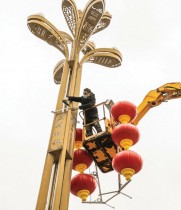 عامل يقوم بتركيب زخارف فانوس للعام القمري الجديد القادم في بيجي بمقاطعة قويتشو جنوب غرب الصين. ا ف ب