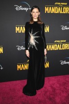 إيميلي سوالو تحضر العرض الأول لفيلم The Mandalorian للموسم الثالث في لوس أنجلوس، كاليفورنيا. (رويترز)