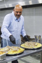 أشرف المبايضين ، 47 عامًا ، مالك مشارك لمطعم تقليدي متخصص في الطبق الأردني التقليدي «المنسف» يحضر الوجبات في المطبخ خلال ليالي رمضان في عمان.  ا ف ب