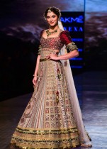 ممثلة بوليود سايي مانجقيكار تقدم زيا من إبداع جيفيفا خلال عرض أزياء الصيف في مومباي.  أ ف ب