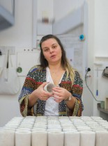 لوري هوفيفيان ، صانعة الشموع ، خلال مقابلة مع رويترز في متجرها في الزلقا ، لبنان. «رويترز»
