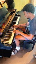 بروني جيمس، نجل لاعب كرة السلة في لوس أنجلوس ليكرز ليبرون جيمس، يعزف على البيانو بعد تعرضه لسكتة قلبية أثناء التدريب مع جامعة ساوثرن.  رويترز