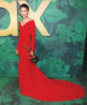 زيندايا خلال حضورها حفل HBO Emmy's 2022 في ويست هوليود، كاليفورنيا. (ا ف ب)
