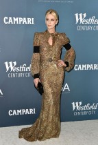 تشارليز ثيرون خلال حضورها الحفل 22 لـ «جوائز نقابة مصممي الأزياء» بفندق بيفرلي هيلتون في بيفرلي هيلز ، كاليفورنيا.أ ف ب