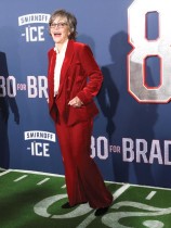 الممثلة سالي فيلد لدى حضورها العرض الأول لفيلم « 80 لبرادي » في لوس أنجلوس.   رويترز