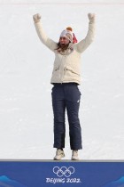 السلوفاكية بيترا فلهوفا الحائزة على الميدالية الذهبية تحتفل على منصة التتويج خلال حفل فوز السيدات في التزلج بدورة الألعاب الأولمبية الشتوية بكين 2022  - ا ف ب