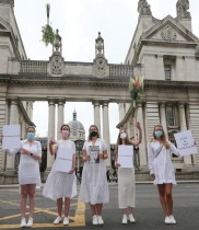 خمسة نساء يشاركن في مسيرة احتجاجية أمام المباني الحكومية في محاولة للسماح لما يصل إلى 100 ضيف بحضور حفلات الزفاف هذا العام في دبلن، أيرلندا. رويترز