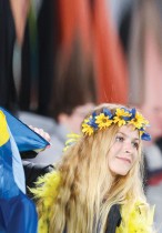 مشجعة سويدية ترفع علم بلدها قبل أن يخسر منتخب السويد أمام إسبانيا 1-2 في كأس العالم لكرة القدم للسيدات - ا ف ب
