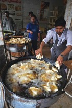 خبازون يعدون طعام الإفطار للمسلمين المصلين لتناول الإفطار في اليوم الأول من شهر رمضان المبارك ، في متجر في إسلام أباد  (ا ف ب)