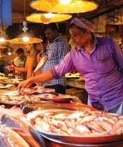 باعة في سوق أسماك كروان بازار ينتظرون العملاء خلال شهر رمضان في دكا، بنغلاديش. «رويترز»
