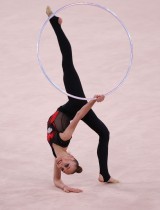 خريستينا بوهرانيشنا من أوكرانيا تؤدي عرضا في الجمباز الإيقاعي -فردي- خلال دورة الألعاب الأولمبية بطوكيو. رويترز