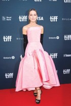 الممثلة كيت بيكنسيل تحضر العرض الأول لفيلم «ابنة السجين» خلال مهرجان تورنتو السينمائي الدولي. (ا ف ب)