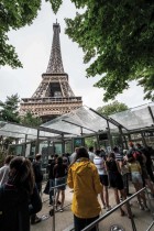 الزوار يقبلون على زيارة برج إيفل في باريس عقب افتتاحه بعد تسعة أشهر من الإغلاق الناجم عن جائحة كوفيد.  (ا ف ب)