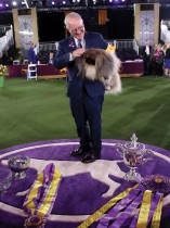 ديفيد فيتزباتريك يحتضن كلبه -الذي فاز- بعد فوزه بجائزة الأفضل في نيويورك. رويترز