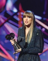 تايلور سويفت تحمل جائزتها في حفل توزيع الجوائز iHeartRadio Music في لوس أنجلوس. «رويترز»
