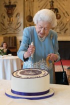 ملكة بريطانيا إليزابيث الثانية تقطع كعكة للاحتفال ببدء اليوبيل البلاتيني في مقر إقامة الملكة في نورفولك. حيث أصبحت يوم الأحد أول ملكة بريطانية تتولى الحكم. سبعة عقود. ا ف ب