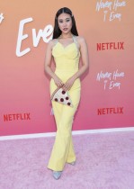 الممثلة الأمريكية رامونا يونغ تصل لحضور العرض الأول لمسلسل Netflix  Never Have I Ever  ، في لوس أنجلوس  (ا ف ب)