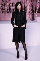 الممثلة الفرنسية آنا موغلاليس لدى وصولها إلى عرض أزياء شانيل لربيع وصيف 2026، ضمن أسبوع الموضة الراقية في باريس. ا ف ب