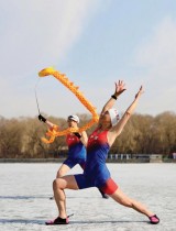 امرأتان متحمستان للسباحة الشتوية تتدربان على بحيرة متجمدة جزئيًا أثناء احتفالهما باليوم العالمي للمرأة في مدينة شنيانغ شمال شرقي الصين.  ا ف ب