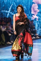 ممثلة بوليوود بهاجوا شري تقدم إبداعًا للمصمم دوتا خلال أسبوع الموضة في مومباي. ا ف ب