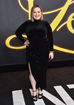 الممثلة الأمريكية لورين هولت تحضر العرض الأول لمسلسل «أنا أحب لوس أنجلوس» في لوس أنجلوس. ا ف ب