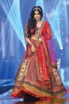 ممثلة بوليوود تشيترانجادا سينغ تقدم إبداعًا خلال عرض الأزياء للمجلس المحلي للأحجار الكريمة والمجوهرات الهندية في مومباي. (ا ف ب)