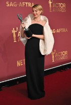 الممثلة الأيرلندية جيسي باكلي تتسلم جائزة الأداء المتميز لدورها في فيلم «هامنت» خلال حفل توزيع جوائز الممثلين السنوي في لوس أنجلوس. ا ف ب