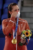 لاعبة التنس السويسرية بليندا بنشيتش تبكي فرحا عقب تتويجها في أولمبياد طوكيو بالميدالية الذهبية فئة فردي سيدات. رويترز