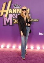 الممثلة والمنتجة الأمريكية تيش سايروس لدى حضورها العرض العالمي الأول لفيلم «هانا مونتانا: الذكرى السنوية العشرين» من إنتاج ديزني+ في هوليوود. «ا ف ب»