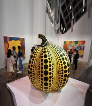 زوار يشاهدون عملاً فنياً للفنان الياباني يايوي كوساما في آرت بازل في هونغ كونغ. ا ف ب
