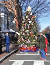 الرئيس الأمريكي يزور شجرة الكريسماس تكريما للسيدة الأولى جيل بايدن خارج مطعم فلوريانا الإيطالي في واشنطن. ا ف ب