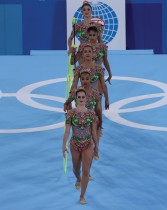 فريق البرازيل يؤدي عرضا خلال تصفيات الجمباز الإيقاعي في أولمبياد طوكيو 2020.    رويترز