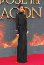 الممثلة سونويا ميزونو خلال حضورها العرض الأول للمملكة المتحدة لفيلم بيت التنين في لندن، بريطانيا. (رويترز)