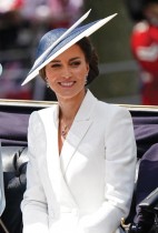 كاثرين ، دوقة كامبريدج البريطانية تبتسم وهي في طريقها إلى موكب عيد ميلاد الملكة، كجزء من الاحتفالات باليوبيل البلاتيني للملكة إليزابيث الثانية في لندن.  «ا ف ب»