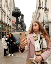 الأوكرانية ألينا فوليك التي وثقت الغزو الروسي لأوكرانيا على وسائل التواصل الاجتماعي الخاصة بها قبل أن تفر عبر بودابست، موجودة حاليًا في إسبانيا حيث تحاول بدء حياة جديدة في مدريد. رويترز